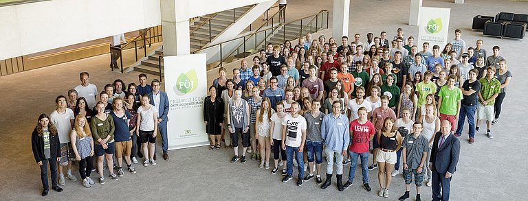 Freiwilligendienstleistende posieren für ein Gruppenbild