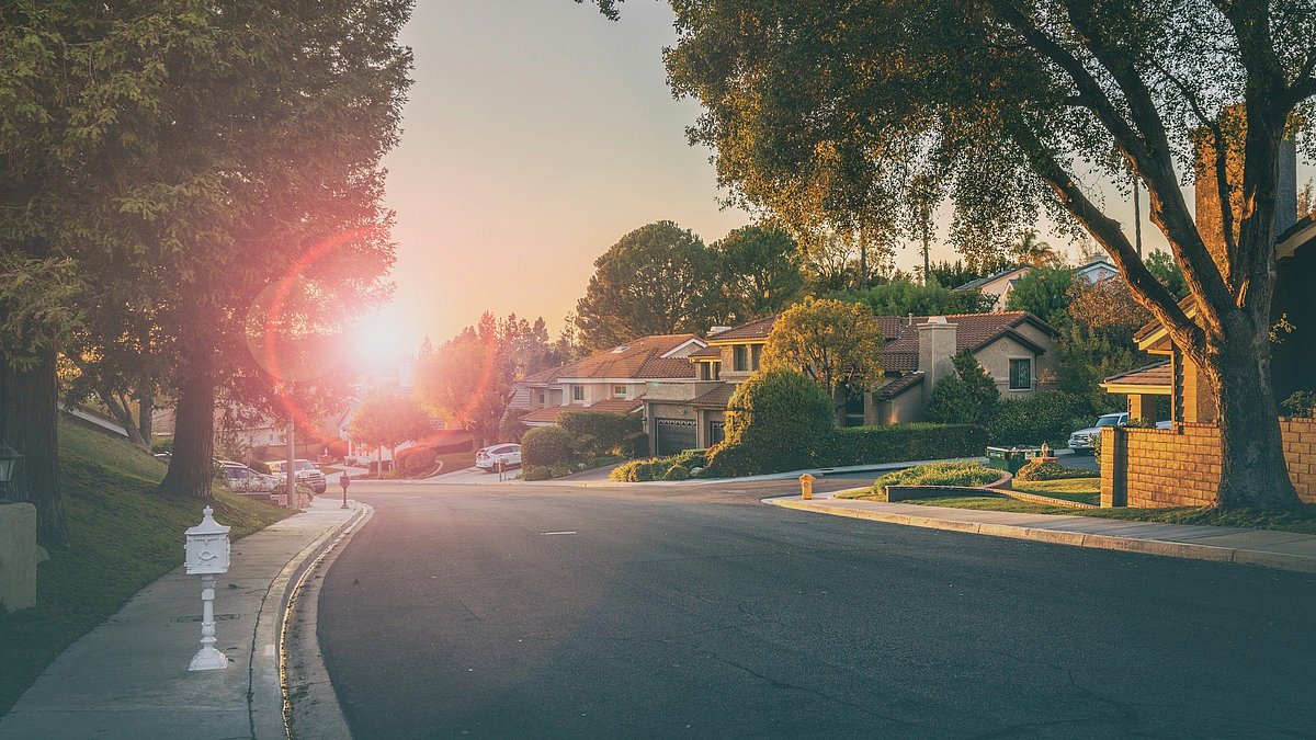 Die Sonne geht in einem Wohngebiet auf