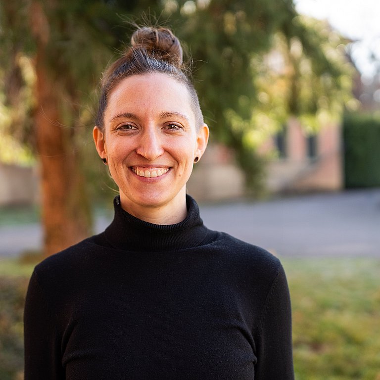 Sabrina Fruck lächelt in die Kamera 