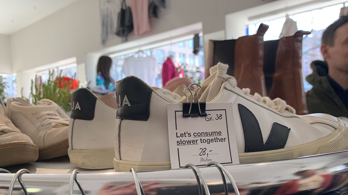 Weiß-schwarze Sneaker im Second Hand Shop für 28 Euro