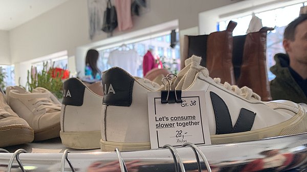 Weiß-schwarze Sneaker im Second Hand Shop für 28 Euro