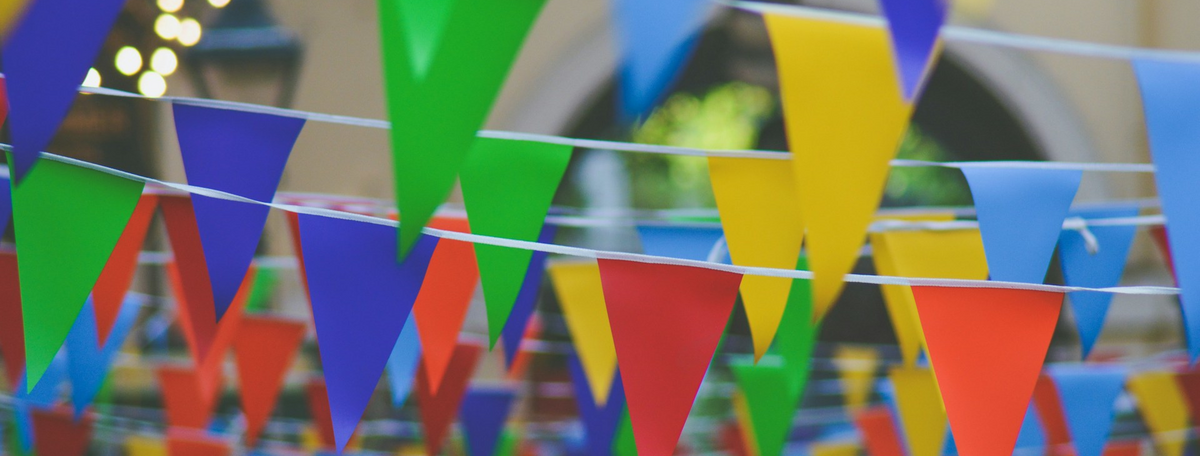 Bunte Wimpel hängen in einer Straße