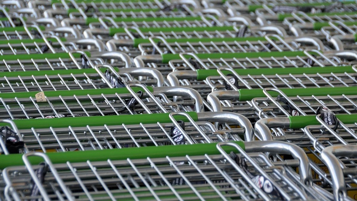 Einkaufswagen – aufgereiht vor Supermarkt