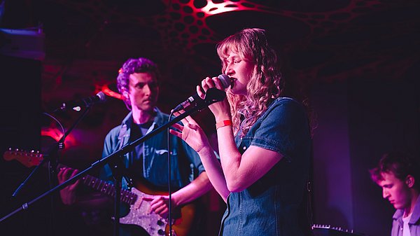 Sängerin am Mikrofon auf einer Bühne