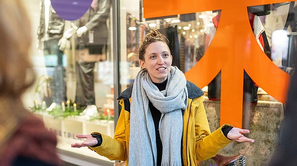 Unsere Guide Sabrina performt auf einer Gutes Geld Tour durch Stuttgart.