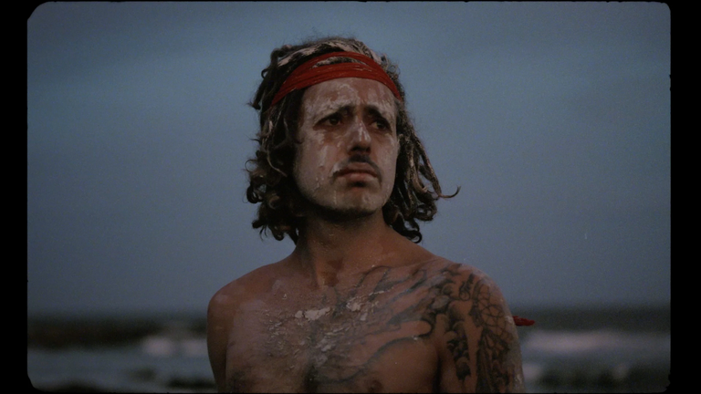 Ein australischer Aborigine am Meer.