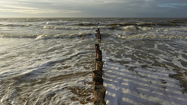Wellenbrecher teilen das Meer
