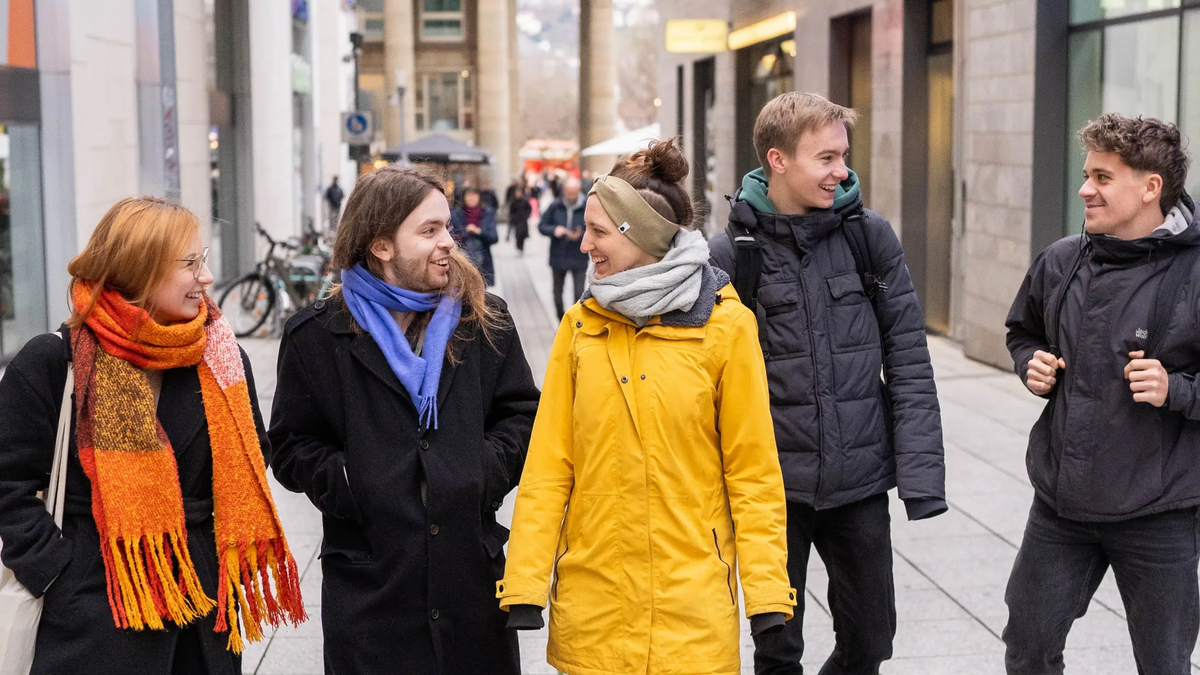 Eine Gruppe junger Menschen läuft durch die Innenstadt