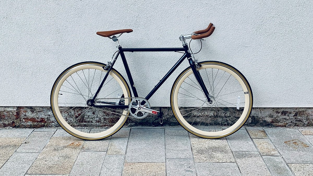 Ein Rennrad lehnt an einer Wand