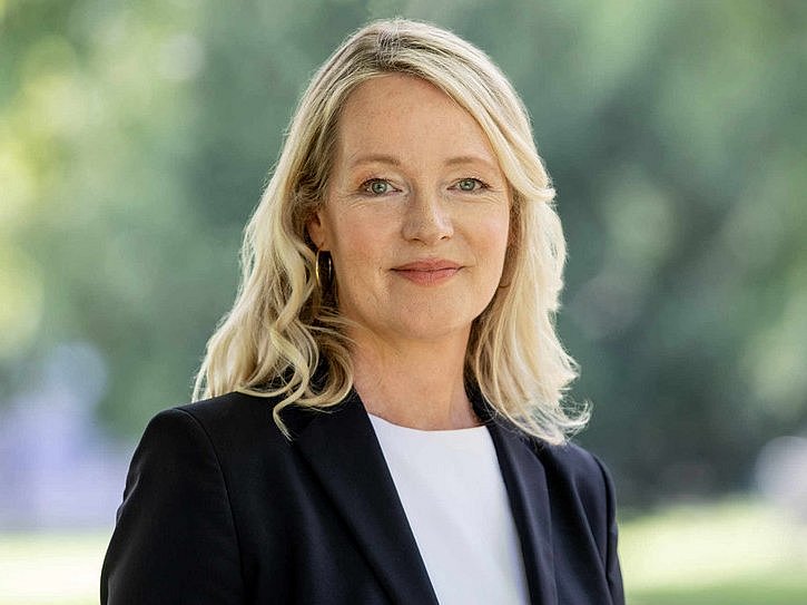 Die Umweltministerin Thekla Walker MdL lächelt in die Kamera