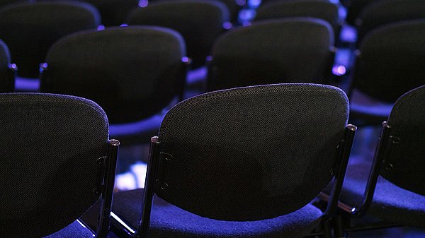 Ein leerer Veranstaltungssaal mit Stuhlreihen