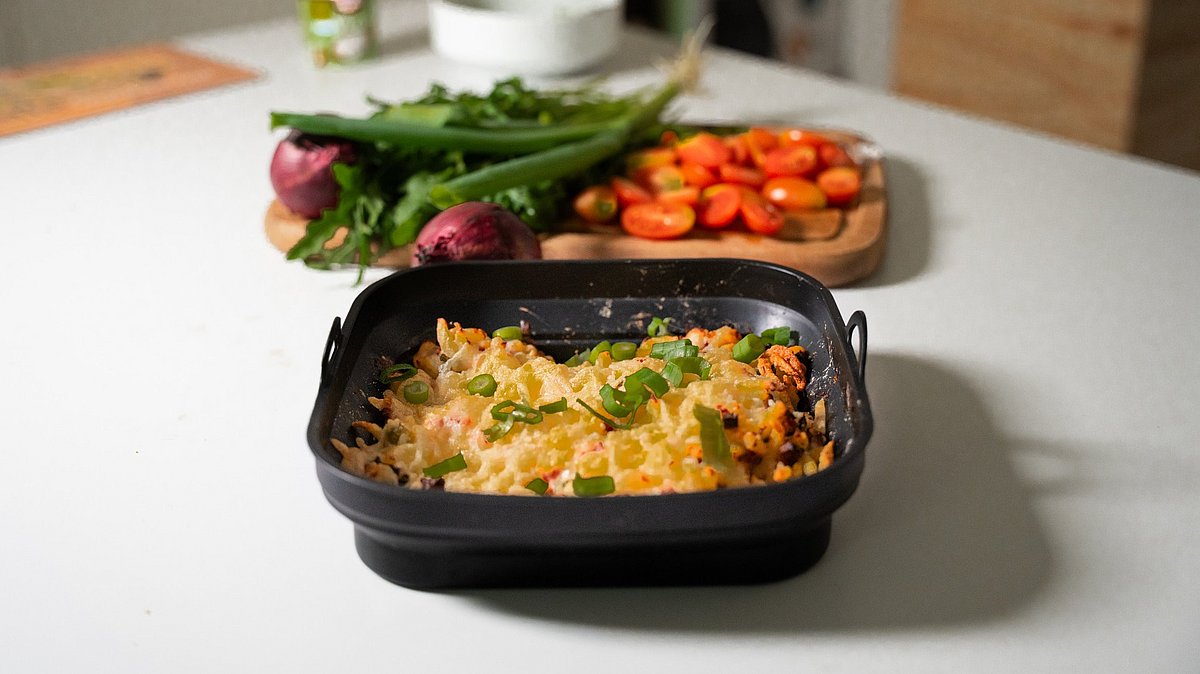 Essen aus einem Airfryer wird präsentiert