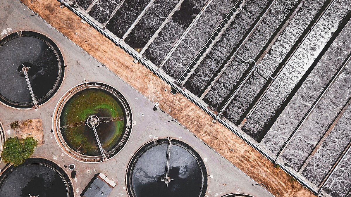 Wasserwerk mit verschiedenen Aufbereitungsbecken aus der Vogelperspektive
