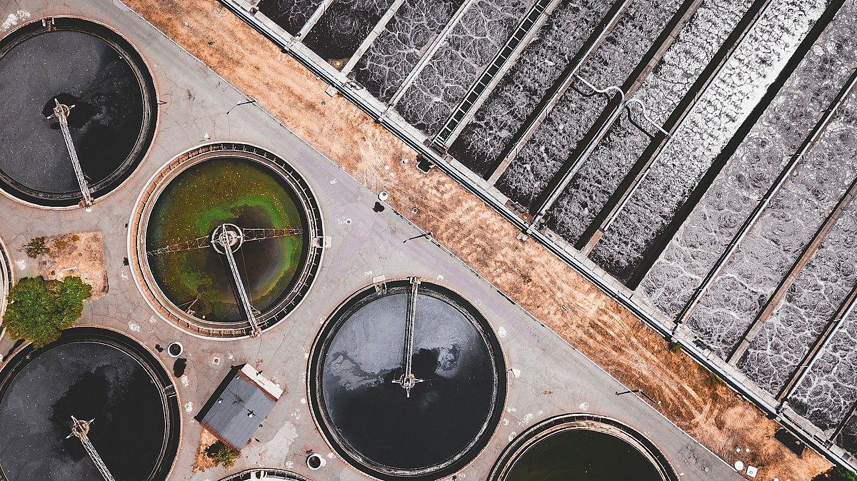 Wasserwerk mit verschiedenen Aufbereitungsbecken aus der Vogelperspektive