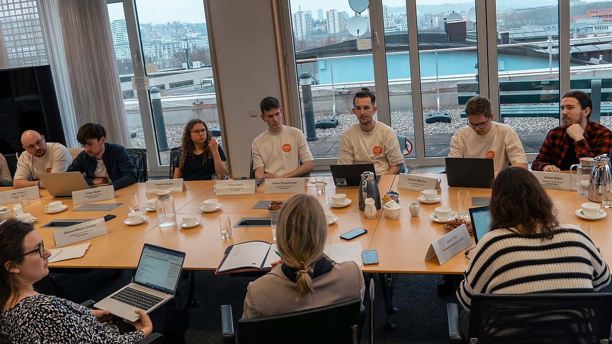 Der Jugendrat unterhält sich mit der Ministerin im Umweltministerium