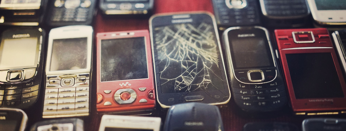 Handysammlung mit mehrere, kaputten Handys