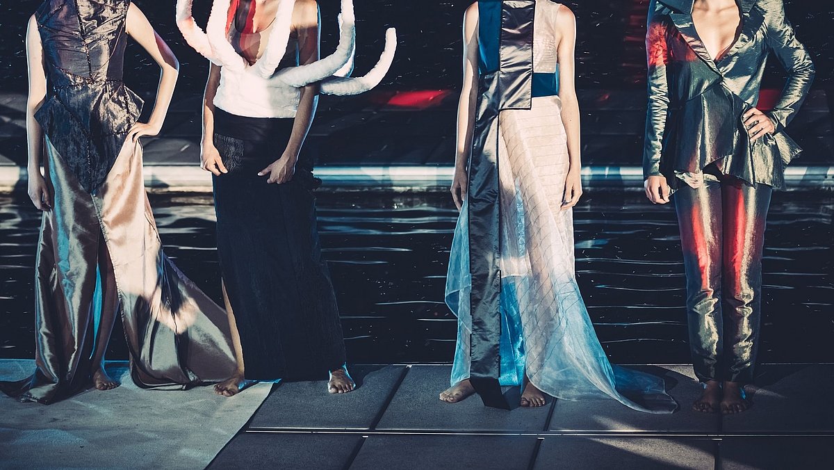 Menschen präsentieren Mode auf einem Laufsteg