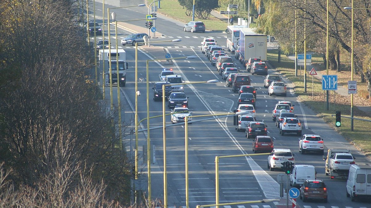 Befahrene Straße im Stadtverkehr