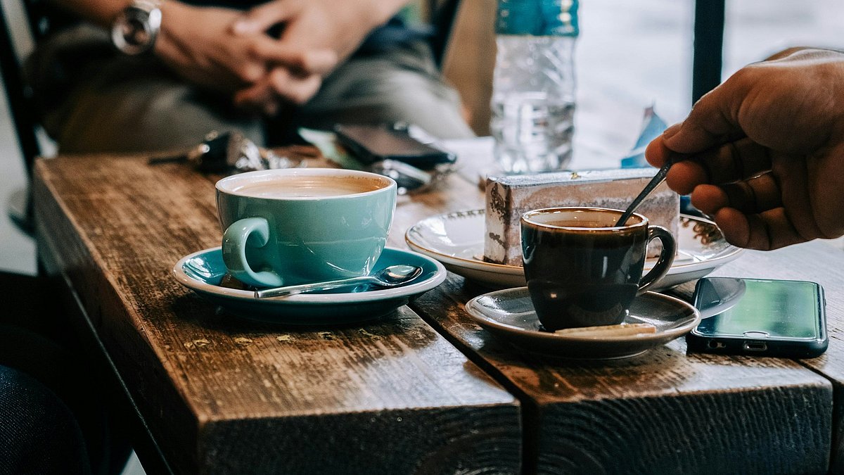Mehrere Kaffeetassen stehen auf einem Tisch in einem Café