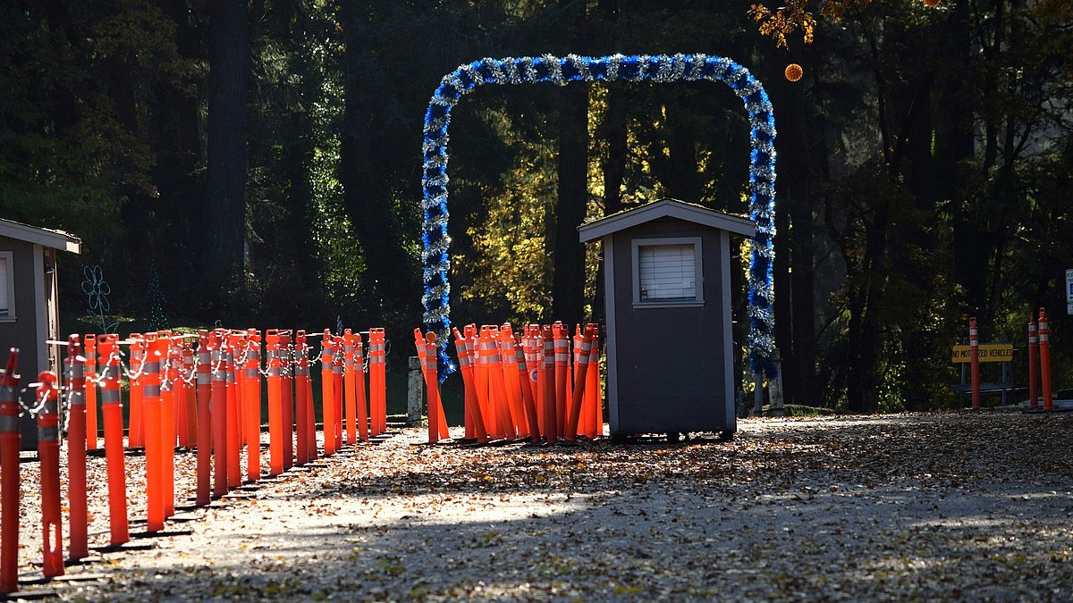 Ein Platz, der draußen für ein Festival vorbereitet wird