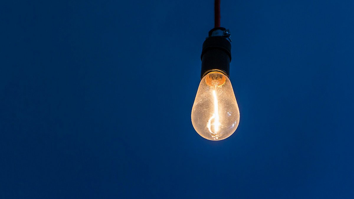 Eine leuchtende Glühbirne