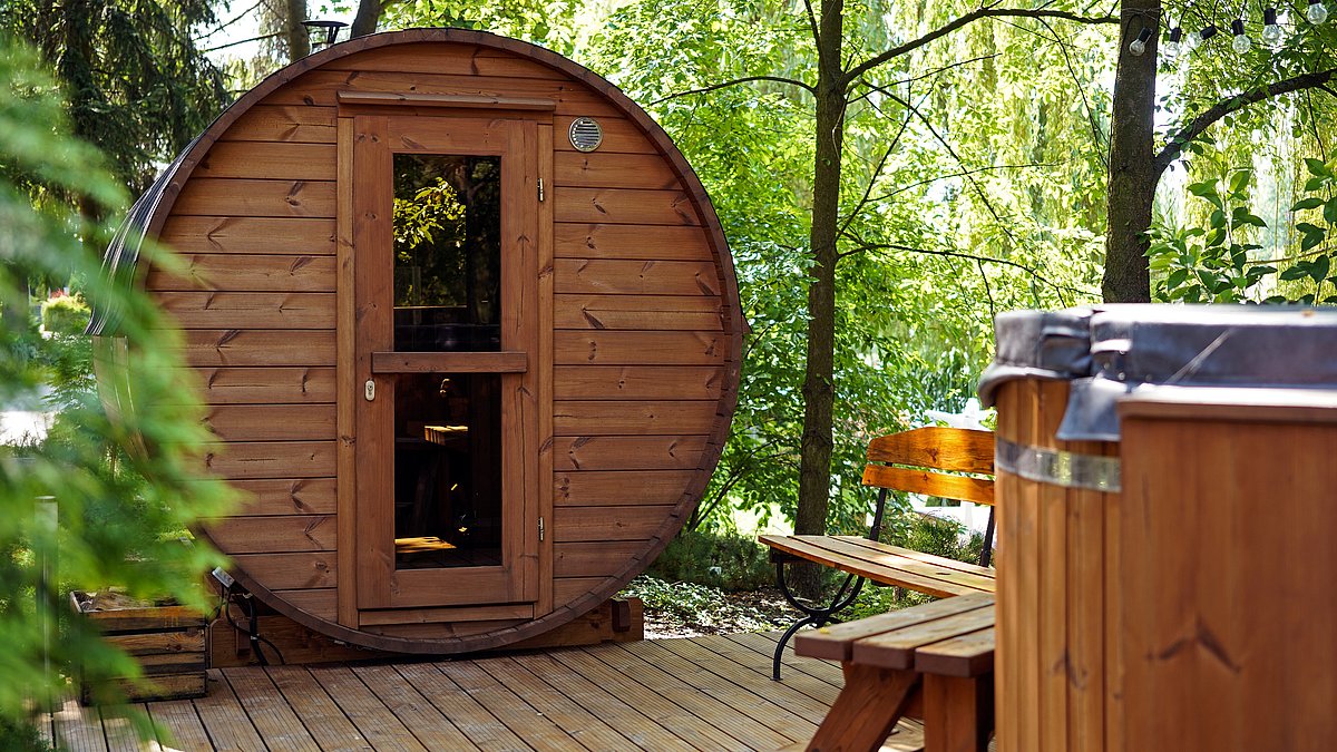 Eine Sauna in einem Wald.