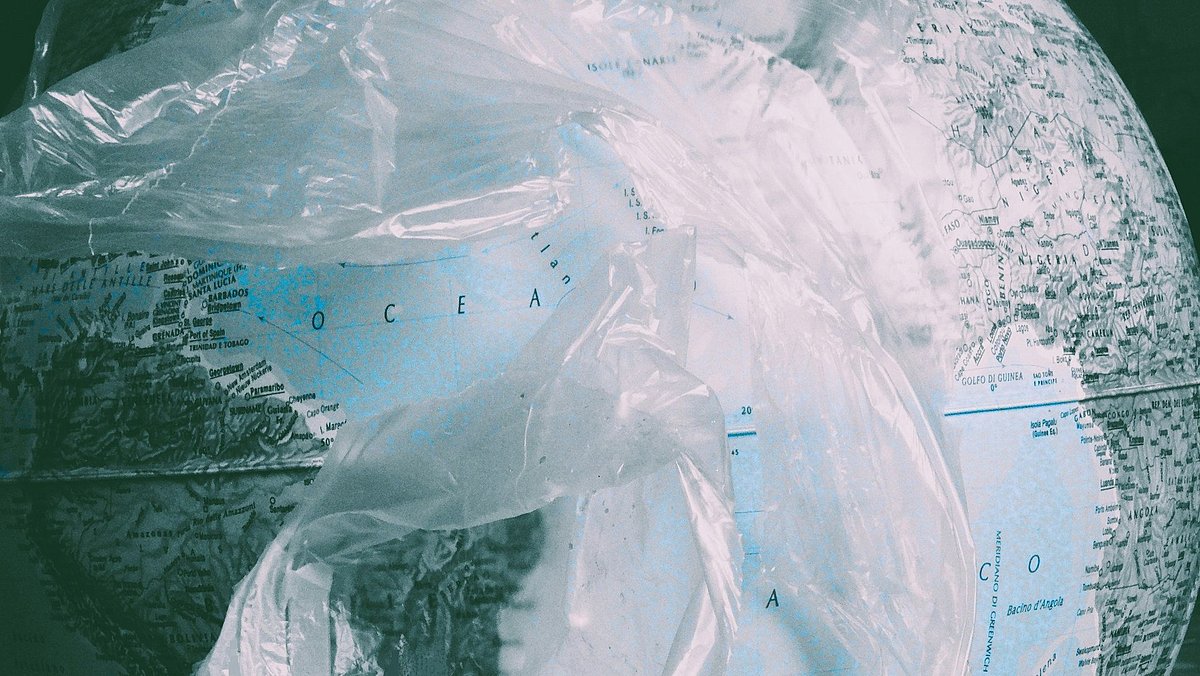 Ein Globus ist von einer Plastikfolie halb verdeckt
