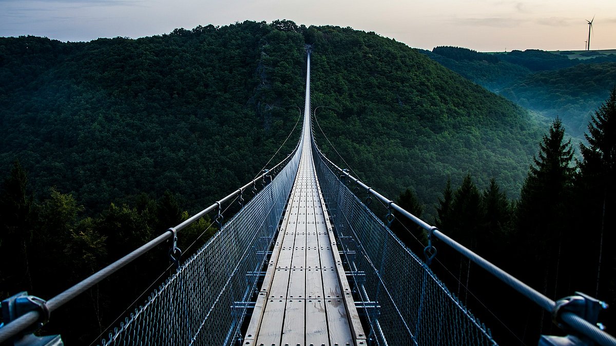 Eine lange Hängebrücke erstreckt sich in die Ferne