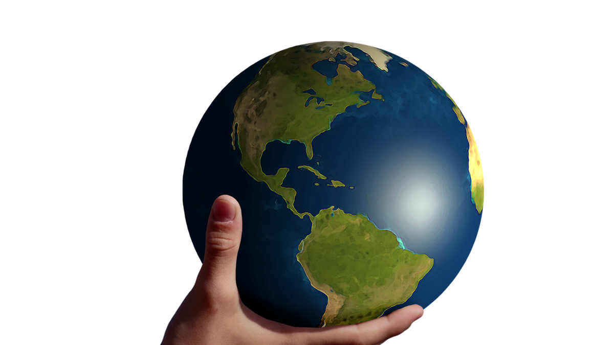 Weltkugel liegt in einer Hand