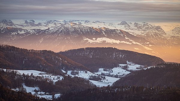 Eine verschneite Bergkette