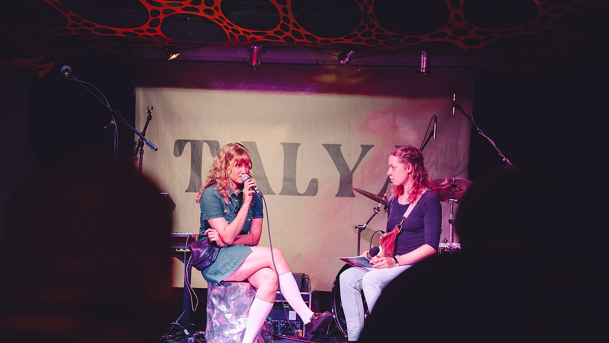 Ein Gespräch auf der Bühne zwischen Sängerin und Moderatorin