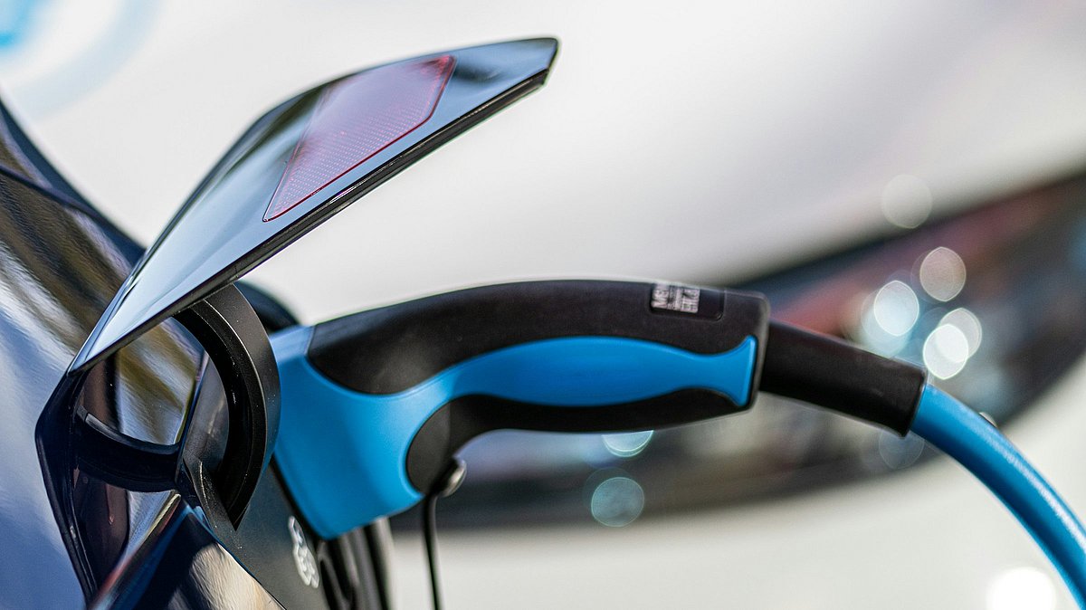 Auto lädt an einer E-Ladesäule