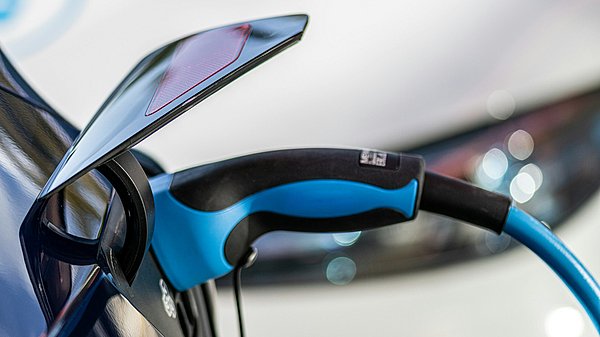 Auto lädt an einer E-Ladesäule