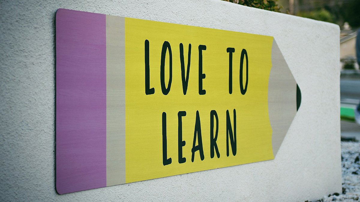 Mauer mit angebrachtem Schriftzug "Love to Learn"