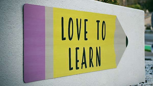 Mauer mit angebrachtem Schriftzug "Love to Learn"