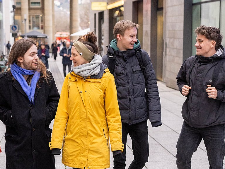 Eine Gruppe junger Menschen läuft durch die Innenstadt