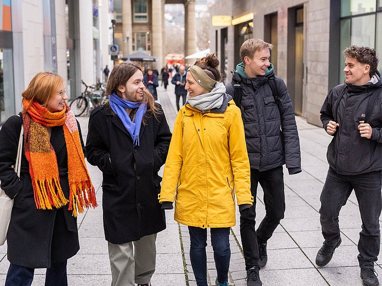 Eine Gruppe junger Menschen läuft durch die Innenstadt