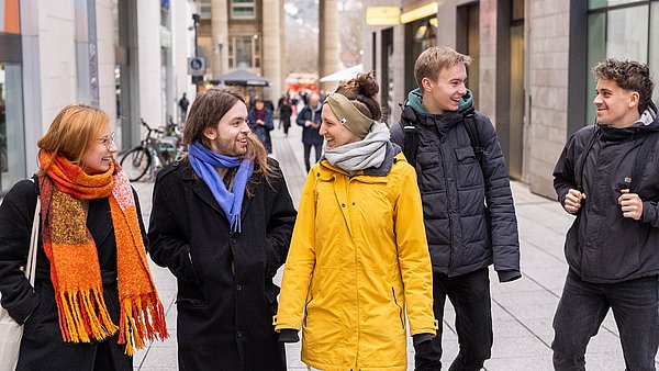 Eine Gruppe junger Menschen läuft durch die Innenstadt