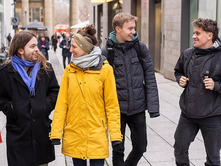 Eine Gruppe junger Menschen läuft durch die Innenstadt