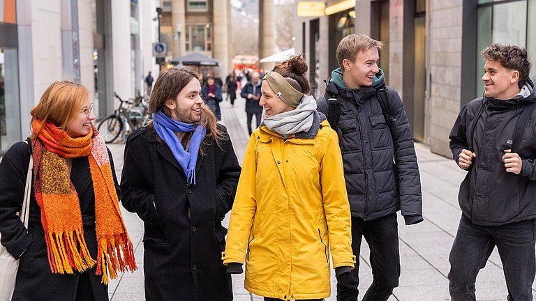 Eine Gruppe junger Menschen läuft durch die Innenstadt