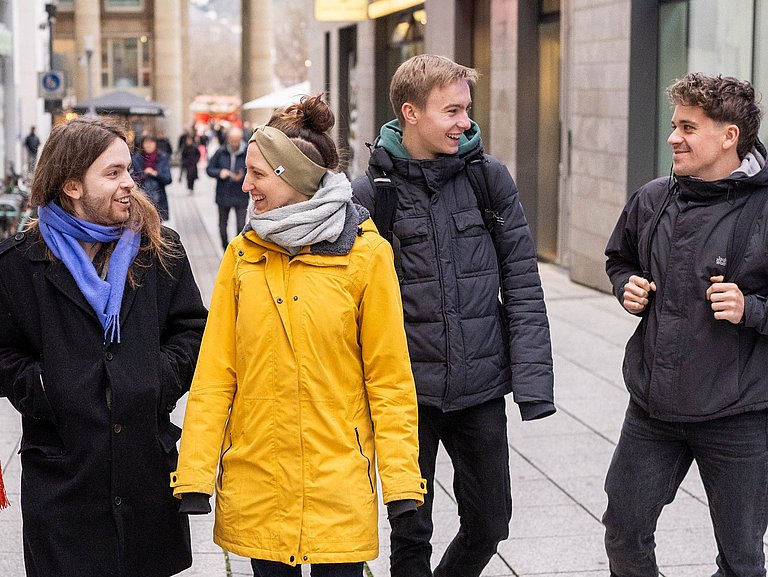 Eine Gruppe junger Menschen läuft durch die Innenstadt