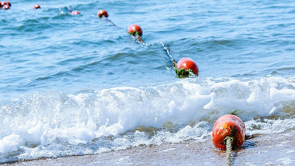 Bojen treiben im Meer bei leichtem Wellengang