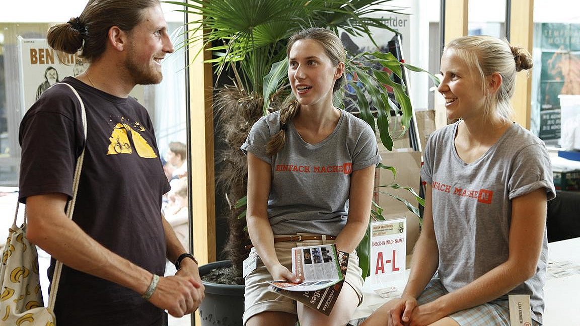 Drei Menschen sprechen miteinander.