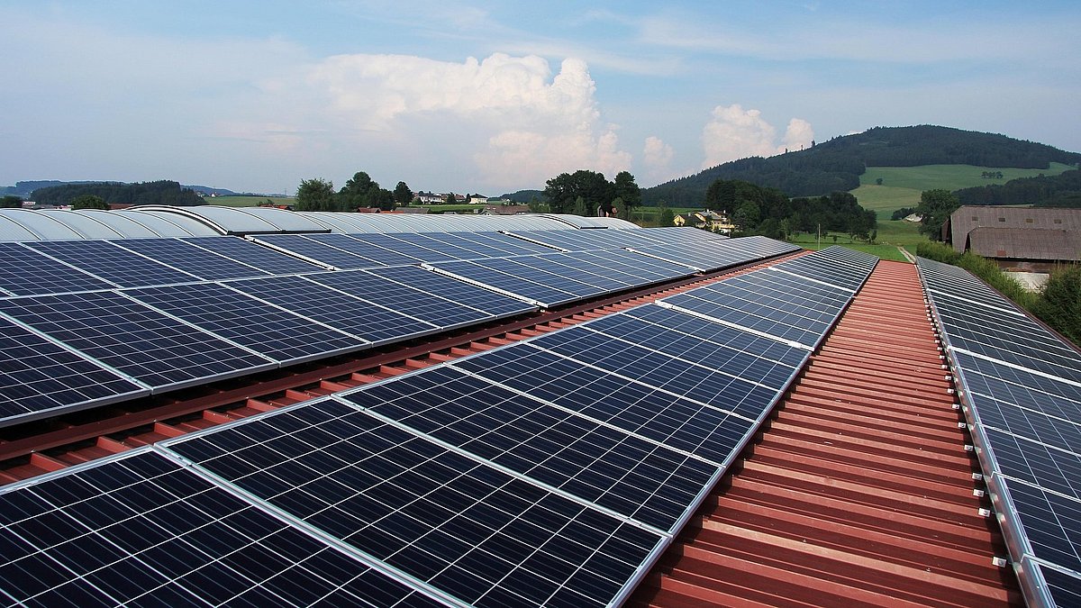 Photovoltaik-Anlage auf einem Dach eines ländlichen Einfamilienhauses