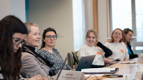 Umweltministerin Thekla Walker unterhält sich mit dem Jugendrat