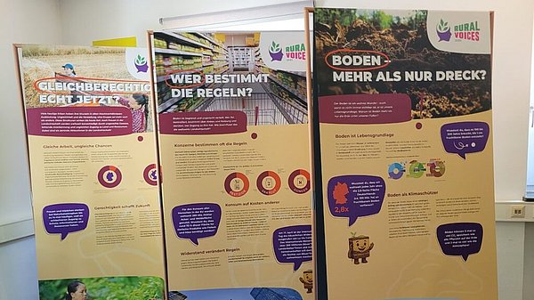 Drei Aufstellung mit abgedruckten Informationen stehen nebeneinander