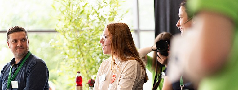 Diskussion auf einem Podium zwischen jungen Menschen