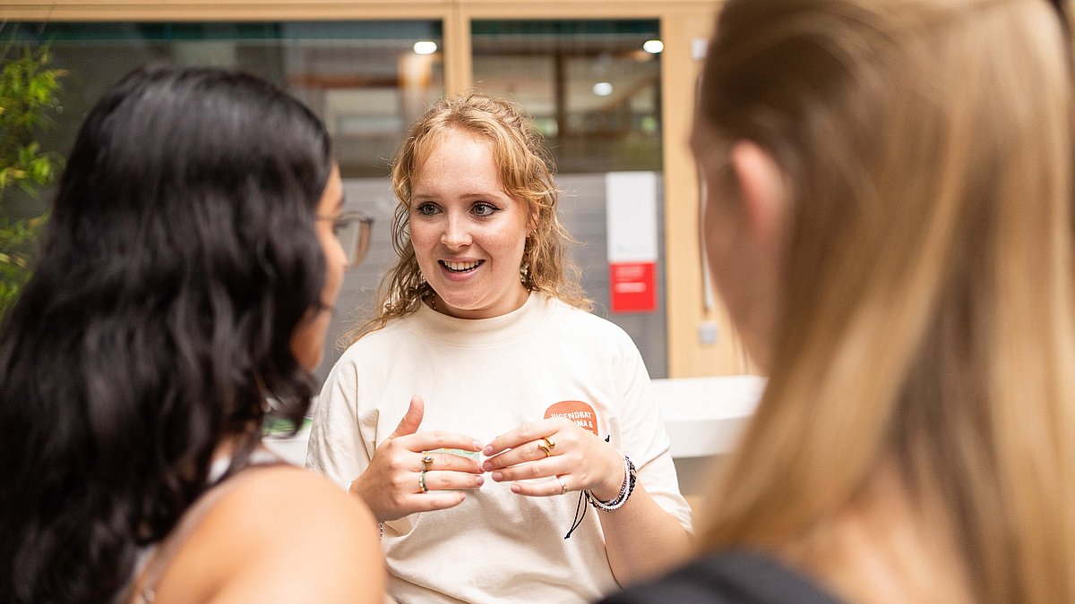 Jugendliche im Gespräch miteinander