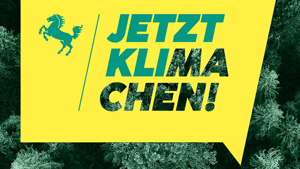 Blick in einen grünen Wald, darüber in weißer Schrift: Jetzt klimachen.