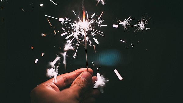 Jemand hat eine Wunderkerze in der Hand